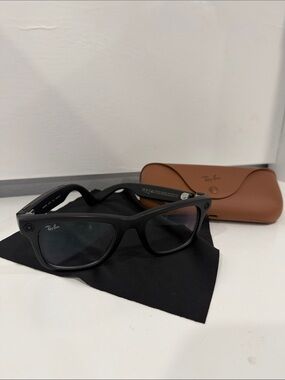Ray-Ban Black Meta Wayfarer (Gen 2) - Transition Lens with Charging Case
